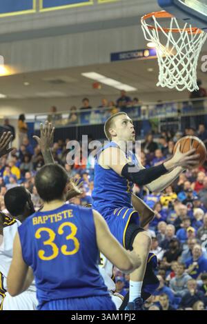 23. Februar 2014 - Newark, Delaware, USA - Delaware Guard KYLE ANDERSON (13) fährt in der zweiten Hälfte eines NCAA-Konferenzspiels der Colonial Athletic Association zwischen Delaware und Drexel in den Korb. Sonntag, 23. Februar 2014 im Bob Carpenter Sports Convocation Center in Newark Delaware. (Bild: © Saquan Stimpson/ZUMA Wire/ZUMAPRESS.com) Stockfoto
