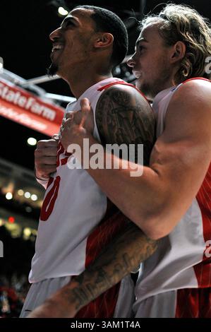 25. Februar 2014: New Mexico Lobos Guardin Kendall Williams #10 und New Mexico Lobos Guardin Hugh Greenwood #3 in Aktion während der zweiten Hälfte eines NCAA Basketballspiels zwischen Utah State Aggies und University New Mexico Lobos in der Pit in Albuquerque, New Mexico. Die Lobos besiegten die Aggies 67–58. Credit Image Â© Lou Novick/Cal Sport Media(Credit Image: © Lou Novick/Cal Sport Media/ZUMAPRESS.com) Stockfoto