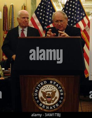 25. Februar 2014 - Washington, DC, USA - Senator Carl Levin, D-Me., und Senator John McCain, R-Ariz, sprechen am 25. Februar 2014 mit Reportern in Washington, D.C. über Vorwürfe bezüglich der Schweizer Bank Credit Suisse AG. (Bild: © Kevin G. Hall/MCT/ZUMAPRESS.com) Stockfoto