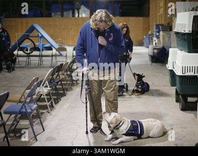 12. Februar 2014 - Gilroy, CA, USA - Jeffrey Wilson mit seinem Diensthund Selah, einem 23 Monate alten gelben Labrador-Retriever während des Trainings in der Operation Freedom Paws' Trainingsanlage in Gilroy, Kalifornien, am 12. Februar 2014. (Kreditbild: © Josie Lepe/MCT/ZUMAPRESS.com) Stockfoto