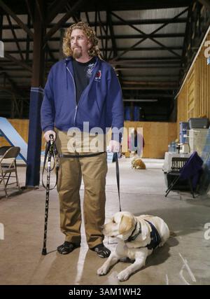 12. Februar 2014 - Gilroy, CA, USA - Jeffrey Wilson mit seinem Diensthund Selah, einem 23 Monate alten gelben Labrador-Retriever während des Trainings in der Operation Freedom Paws' Trainingsanlage in Gilroy, Kalifornien, am 12. Februar 2014. (Kreditbild: © Josie Lepe/MCT/ZUMAPRESS.com) Stockfoto