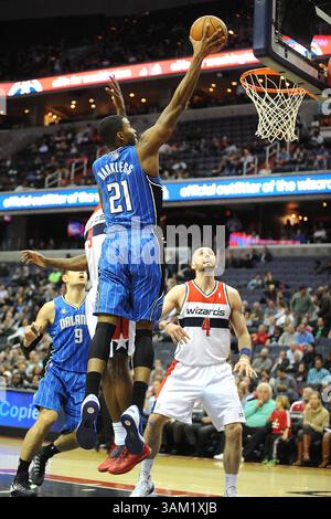 25. Februar 2014 - Washington, DC, USA - Orlando Magic Small Forward Maurice Harkless (21) fährt in der ersten Halbzeit gegen die Washington Wizards im Verizon Center in Washington, D.C. am Dienstag, Februar zum Korb. 25, 2014. Washington gewann 115:106. (Kreditbild: © Mitchell Layton/MCT/ZUMAPRESS.com) Stockfoto