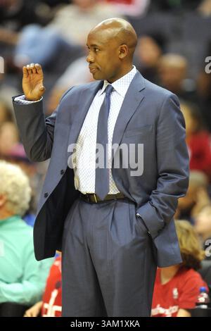 25. Februar 2014: Washington, DC, USA – Orlando Magic-Cheftrainer Jacque Vaughn signalisiert seinen Spielern während der zweiten Halbzeit gegen die Washington Wizards im Verizon Center in Washington, D.C. am Dienstag, Februar. 25, 2014. Washington gewann 115:106. (Kreditbild: © Mitchell Layton/MCT/ZUMAPRESS.com) Stockfoto