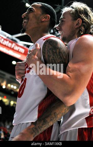 25. Februar 2014: New Mexico Lobos Guardin Kendall Williams #10 und New Mexico Lobos Guardin Hugh Greenwood #3 in Aktion während der zweiten Hälfte eines NCAA Basketballspiels zwischen Utah State Aggies und University New Mexico Lobos in der Pit in Albuquerque, New Mexico. Die Lobos besiegten die Aggies 67–58. Credit Image Â© Lou Novick/Cal Sport Media(Credit Image: © Lou Novick/Cal Sport Media/ZUMAPRESS.com) Stockfoto