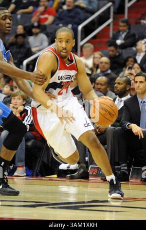 25. Februar 2014 - Washington, DC, USA - Washington Wizards Point Guard Andre Miller (24) dribbelt in der zweiten Halbzeit gegen die Orlando Magic im Verizon Center in Washington, D.C. am Dienstag, Februar in den Korb. 25, 2014. Washington gewann 115:106. (Kreditbild: © Mitchell Layton/MCT/ZUMAPRESS.com) Stockfoto