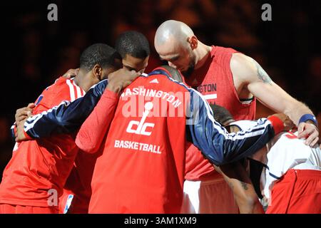 25. Februar 2014 - Washington, DC, USA - die Washington Wizards kämpfen vor der ersten Halbzeit gegen die Orlando Magic im Verizon Center in Washington, D.C. am Dienstag, Februar. 25, 2014. Washington gewann 115:106. (Kreditbild: © Mitchell Layton/MCT/ZUMAPRESS.com) Stockfoto