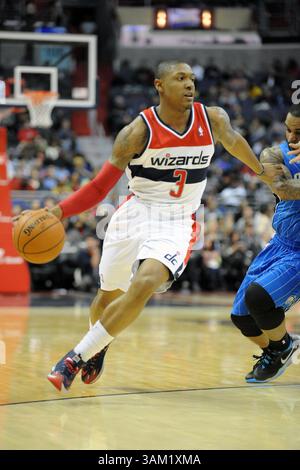 25. Februar 2014 - Washington, DC, USA - Washington Wizards Shooting Guard Bradley Beal (3) dribbelt den Ball während der zweiten Halbzeit gegen die Orlando Magic im Verizon Center in Washington, D.C. am Dienstag, Februar. 25, 2014. Washington gewann 115:106. (Kreditbild: © Mitchell Layton/MCT/ZUMAPRESS.com) Stockfoto