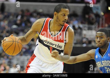 25. Februar 2014 - Washington, DC, USA - Washington Wizards Small Forward Trevor Ariza (1) Dribbles von Orlando Magic Small Forward Maurice Harkless (21) während der zweiten Halbzeit im Verizon Center in Washington, D.C., Dienstag, Februar. 25, 2014. Washington gewann 115:106. (Kreditbild: © Mitchell Layton/MCT/ZUMAPRESS.com) Stockfoto