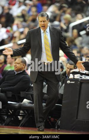 25. Februar 2014 – Washington, DC, USA – Washington Wizards Cheftrainer Randy Wittman reagiert auf einen Anruf während der ersten Halbzeit gegen die Orlando Magic im Verizon Center in Washington, D.C., Dienstag, Februar. 25, 2014. Washington gewann 115:106. (Kreditbild: © Mitchell Layton/MCT/ZUMAPRESS.com) Stockfoto