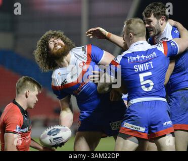 27. Februar 2014: Salford, Manchester, England: St. Helens KYLE AMOR feiert seinen Versuch mit ADAM SWIFT und ALEX WALMSLEY während des Spiels Salford Red Devils gegen St Helens im AJ Bell Stadium. (Bild: © Steve Flynn/ZUMA Wire/ZUMAPRESS.com) Stockfoto