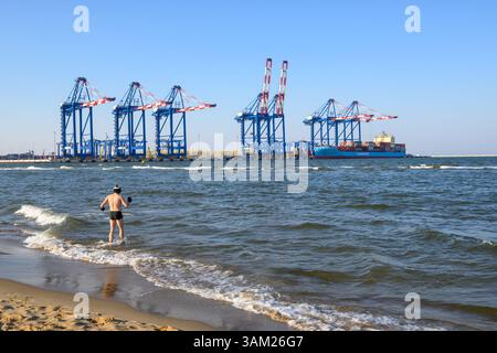 Danzig, Polen - 23. März 2025: Stogi-Strand an der Ostsee in Danzig. Große Kraniche im Hintergrund. Polen Stockfoto