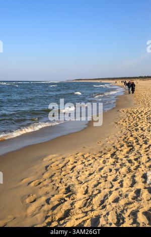 Danzig, Polen - 23. März 2025: Langer, sandiger Stogi-Strand an der Ostsee in Danzig. Polen Stockfoto