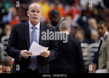 2. April 2014: Steve Clifford, Cheftrainer von Charlotte Bobcats, sieht beim NBA-Spiel zwischen den Charlotte Bobcats und den Philadelphia 76ers im Wells Fargo Center in Philadelphia, Pennsylvania. Die Bobcats gewannen 123:93. Christopher Szagola/Cal Sport Media(Bild: © Chris Szagola/Cal Sport Media/ZUMAPRESS.com) Stockfoto