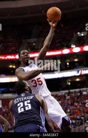 2. April 2014: Das Philadelphia 76ers-Center Henry Sims (35) schlägt während des NBA-Spiels zwischen den Charlotte Bobcats und den Philadelphia 76ers im Wells Fargo Center in Philadelphia, Pennsylvania, gegen das Charlotte Bobcats-Zentrum Al Jefferson (25). Die Bobcats gewannen 123:93. Christopher Szagola/Cal Sport Media(Bild: © Chris Szagola/Cal Sport Media/ZUMAPRESS.com) Stockfoto