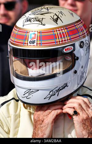 Sakhir, Bahrain. April 2025. Jackie Stewart (GBR) trägt einen Helm, der von allen lebenden F1-Weltmeistern signiert wurde. 13.04.2025. Formel-1-Weltmeisterschaft, Rd 4, Grand Prix Von Bahrain, Sakhir, Bahrain, Wettkampftag. Quelle: James Moy/Alamy Live News Stockfoto