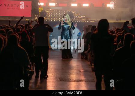 11.04.2025, xkkux, Düsseldorf, RuPauls Drag Race Werq the World in der Mitsubishi Electric HALLE. Sasha Velour als Host, Derrick Barry als Britney Spears, Jaida Essence Hall als Beyonce, Jorgeous als Jennifer Lopez, Roxxxy Andrews als Mariah Carey, Vanessa Vanjie als Rihanna NRW Deutschland *** 11 04 2025, xkkux, Düsseldorf, RuPauls Drag Race Werq The World in der Mitsubishi Electric HALLE Stockfoto