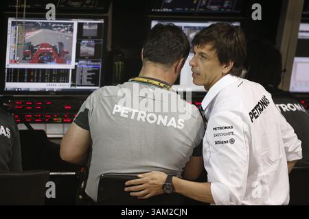 4. April 2014: Manama, BAHRAIN, BAHRAIN – Nico ROSBERG, GER, Team Mercedes-AMG-Petronas Formel 1, Boxenwand-Kommandostand mit Toto WOLFF, Geschäftsführer des Mercedes-Benz Grand Prix. BAHRAIN – MANAMA, Shakir Circuit – 04/04/2014 – Formel 1, F1, Formel 1 – Bild zur Gebührenpflicht (Bild: © David McIntyre/ZUMAPRESS.com) Stockfoto