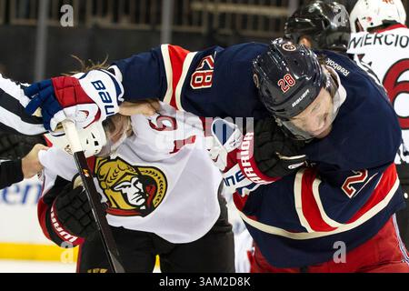 April 2014 – Manhattan, New York, USA Der Verteidiger ERIK KARLSSON (65) und DOMINIC MOORE (28) der New York Rangers werden während des Spiels zwischen den New York Rangers und den Ottawa Senators im Madison Square Garden in Manhattan, New York, verdreht. Die Ottawa Senators besiegen die New York Rangers mit 3:2. (Bild: © Kostas Lymperopoulos/Cal Sport Media/ZUMAPRESS.com) Stockfoto