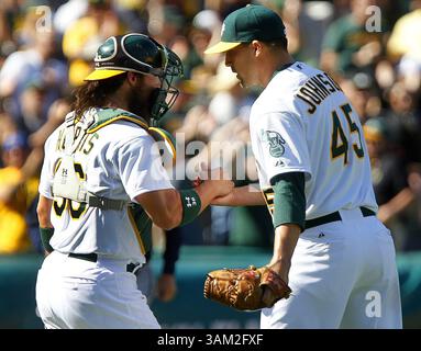 6. April 2014 - Oakland, CA, USA - Oakland Athletics Catcher Derek Norris (36) feiert mit Pitcher Jim Johnson (45) nach ihrem Sieg 6-3 über die Seattle Mariners am Sonntag, 6. April 2014 in Oakland, Kalifornien (Credit Image: © Aric Crabb/MCT/ZUMAPRESS.com) Stockfoto