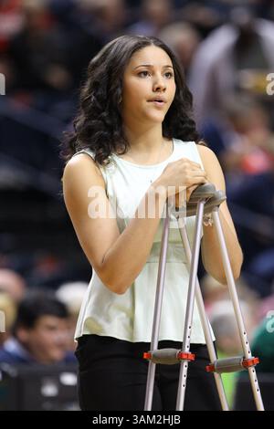 6. April 2014 - Nashville, Tennessee, USA - Notre Dame Fighting Irish Stürmer Natalie Achonwa (11) spielte heute Abend nicht, aber sie war in der zweiten Hälfte des National Semifinal Spiel 1 der NCAA Women's Championship zwischen der University of Maryland und Notre Dame in der Bridgestone Arena dabei. (Kreditbild: © Frank Mattia/ZUMAPRESS.com) Stockfoto