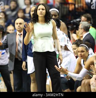 6. April 2014: Nashville, Tennessee, USA - Notre Dame Fighting Irish Stürmer Natalie Achonwa (11) reagiert auf ein Spiel in der zweiten Hälfte von Spiel 1 der NCAA Women's Final Four Basketball Championship zwischen der University of Maryland und Notre Dame in der Bridgestone Arena. (Kreditbild: © Frank Mattia/ZUMAPRESS.com) Stockfoto