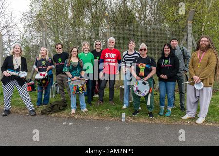 Flughafen Farnborough, Hampshire, England, Großbritannien. April 2025. Klimaaktivisten der Extinction Rebellion (XR) protestierten heute vor dem Flughafen. Sie protestieren gegen Privatflüge der Superreichen, die hohe Mengen an Kohlendioxid ausstoßen, was erheblich zum Klimawandel beiträgt. Kredit: Gillian Pullinger/Alamy Stockfoto