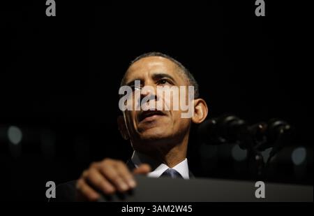 April 2014: Bladensburg, Maryland, USA S - US-Präsident Barack Obama gibt die Gewinner eines Wettbewerbs bekannt, der im vergangenen Herbst gestartet wurde, um Lehrkräfte und Arbeitgeber zusammenzubringen, um Studenten Zugang zu realen Karrierefähigkeiten und Collegekursen an der Bladensburg High School, Bladensburg, Maryland, am 7. April 2014 zu ermöglichen. Für diese Partnerschaft werden landesweit insgesamt 107 Millionen Dollar vergeben. Die Bladensburg High School erhält 7 Millionen Dollar. (Bild: © Prensa Internacional/ZUMAPRESS.com) Stockfoto