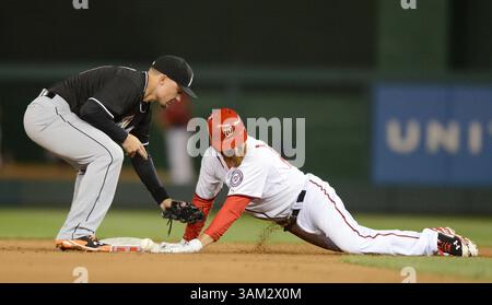 8. April 2014: Washington, District of Columbia, USA - Washington Nationals erster Baseman ADAM LAROCHE (25), rechts, erreicht die zweite Basis vor einem niedrigen Werft nach Miami Marlins, zweiter Baseman JEFF BAKER (10), links, im sechsten Inning im Nationals Park. Laroche war beim Stück sicher. Die Nationalmannschaft besiegte die Marlins mit 5:0. (Kreditbild: © Chuck Myers/MCT/ZUMAPRESS.com) Stockfoto
