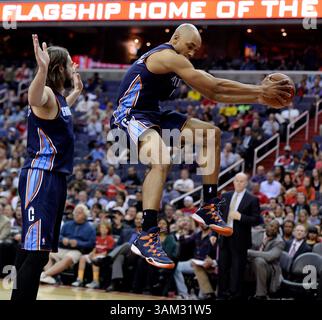9. April 2014 – Washington, DC, USA – Charlotte Bobcats Wächter Gerald Henderson (9), rechts, spitzt sich vor Teamkollege Josh McRoberts (11) während der Überstunden gegen die Washington Wizards im Verizon Center in Washington, D.C., Mittwoch, 9. April 2014. Die Bobcats besiegten die Zauberer, 94–88. (Kreditbild: © Chuck Myers/MCT/ZUMAPRESS.com) Stockfoto