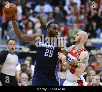 9. April 2014 – Washington, DC, USA – Charlotte Bobcats-Center Al Jefferson (25) versucht, während Überstunden im Verizon Center in Washington, D.C. am Mittwoch, 9. April 2014 gegen das Washington Wizards Center Marcin Gortat (4) vorzugehen. Die Bobcats besiegten die Zauberer, 94–88. (Kreditbild: © Chuck Myers/MCT/ZUMAPRESS.com) Stockfoto