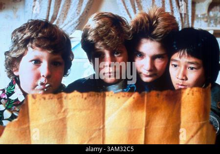 10. April 2014: Richard Donner, Regisseur von Goonies, sagte am Wochenende, dass er die gesamte Besetzung für einen weiteren Film zurückbringen wolle. ABBILDUNG: 07. Juni 1985; Hollywood, CA, USA; (von links nach rechts) JEFF COHEN als Lawrence „Chunk“ Cohen, SEAN ASTIN als Michael „Mikey“ Walsh, COREY FELDMAN als Clark „Mouth“ Devereaux und JONATHAN KE QUAN als Richard „Data“ Wang in der Familie, Abenteuer, Comedy „The Goonies“ unter der Regie von Richard Donner. (Kreditbild: © Amblin Entertainment/Entertainment Pictures/ZUMAPRESS.com) Stockfoto
