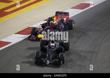 April 2014 - Manama, BAHRAIN, BAHRAIN - Kevin MAGNUSSEN, DEN, Team McLaren Mercedes, McLaren, MP4-29, Mercedes-Benz PU106A Hybrid, gefolgt von Daniel RICCIARDO, Red Bull Renault. BAHRAIN – MANAMA, Shakir Circuit – 06/04/2014 – Formel 1, F1, Formel 1 – Bild zur Gebührenpflicht (Bild: © David McIntyre/ZUMAPRESS.com) Stockfoto
