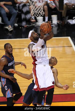 23. April 2014: Miami, FL, USA - der LeBron James der Miami Heat geht im vierten Quartal des Viertelfinals der Eastern Conference in der AmericanAirlines Arena in Miami am Mittwoch, 23. April 2014, gegen Gerald Henderson, Gerald Henderson, und Kemba Walker, links, in den Korb. Die Heat gewann mit 101:97, für einen Vorsprung in der Serie 2-0. (Bild: © David Santiago/MCT/ZUMAPRESS.com) Stockfoto