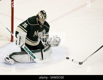 24. April 2014: St. Paul, MN, USA – Minnesota Wild Torhüterin Darcy Kuemper gegen den Colorado im Xcel Energy Center in St. Paul, Minn., am Donnerstag, den 24. April 2015. (Kreditbild: © Carlos Gonzalez/MCT/ZUMAPRESS.com) Stockfoto