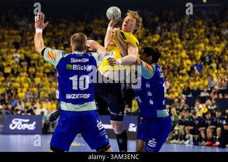 Gustav DAVIDSSON (Rhein-Neckar-Loewen, #22) im Zweikampf gegen Daniel INGASON (HBW Balingen-Weilstetten, #10) und Max SANTOS (HBW Balingen-Weilstetten, #14) Rhein-Neckar-Loewen (RNL) gegen HBW Balingen-Weilstetten (HBW), Handball, Maenner, Daikin 2024 2025 13.04.2025 Stockfoto
