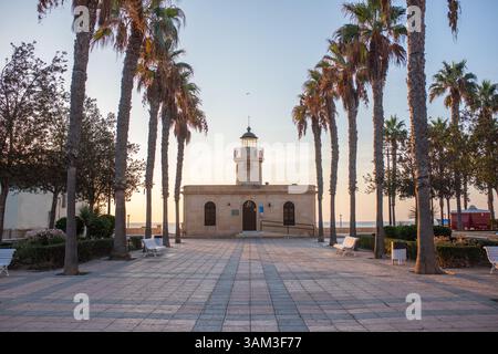 Roquetas de Mar, Almeria, Andalusien, Espana 12. Septiembre 2024: Ehemaliger Leuchtturm im Hafen. Landschaft mit Palmen Stockfoto