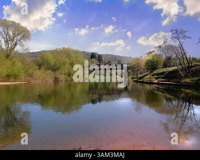 Alte Eisenbahnbrücke über den Fluss in Monmouth Stockfoto