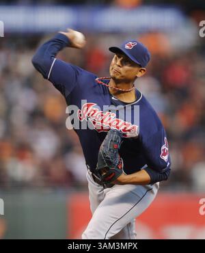 25. April 2014 – San Francisco, CA, USA – Carlos Carrasco der Cleveland Indians spielt am Freitag, den 25. April 2014, im ersten Inning im AT&T Park in San Francisco, Kalifornien, gegen die San Francisco Giants. (Abbildung: © Jim Gensheimer/MCT/ZUMAPRESS.com) Stockfoto