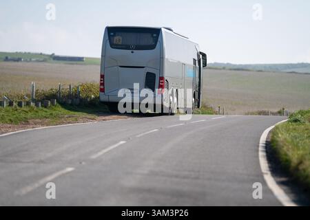 Birling Gap, East Sussex, Großbritannien. April 2025. Ein deutscher Wagen parkt am Straßenrand, da Birling Gap Busse verbietet. Birling Gap ist heute die beliebteste Reisebusse des National Trust, die nicht versuchen dürfen, Besucherzahlen zu zähmen, die jährlich 600.000 erreicht haben. In Birling Gap, das von der nationalen Stiftung betrieben wird, ist wenig Geld zu verdienen. Ein NT-Geschäft und ein Parkplatz mit einem Überflutungsfeld, das vom örtlichen Grundbesitzer gemietet wird, bedeuten, dass die Kosten für die Instandhaltung des Gebiets relativ wenig Einkommen bringen. Birling Gap, East Sussex, UK Credit: Reppans/Alamy Live News Stockfoto