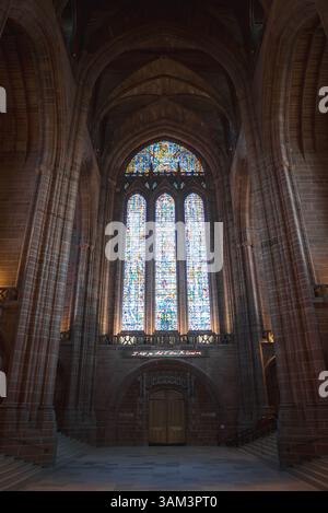 Innenraum der Liverpool Cathedral mit Buntglasfenster Stockfoto