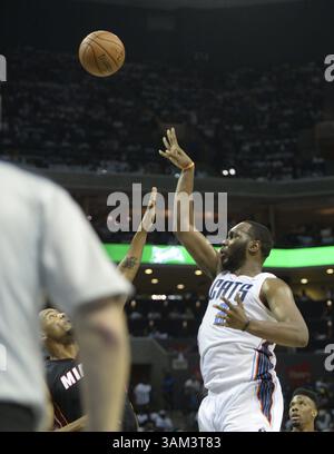 26. April 2014: Charlotte, NC, USA - die Charlotte Bobcats' Al Jefferson, Right, schießen im ersten Quartal in Spiel 3 des Viertelfinals der Eastern Conference in der Time Warner Cable Arena in Charlotte, N.C., am Samstag, den 26. April 2014 gegen Miami Heat. (Bild: © David T. Foster III/MCT/ZUMAPRESS.com) Stockfoto