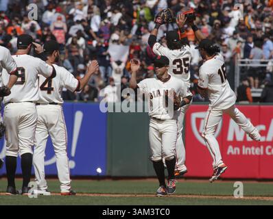 26. April 2014 – San Francicsco, CA, USA – die San Francisco Giants feiern am Samstag, 26. April 2014, nach einem Sieg gegen die Cleveland Indians im AT&T Park in San Francisco im Jahr 5-3. (Abbildung: © John Green/MCT/ZUMAPRESS.com) Stockfoto