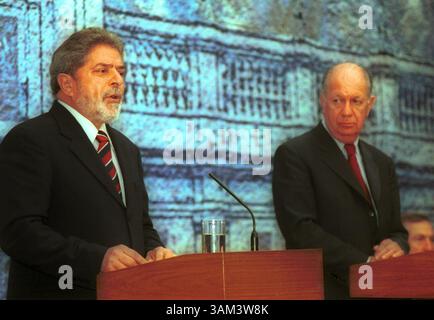 3. Dezember 2002 - USA - KRT WORLD NEWS STAND ALONE FOTO: CHILE KRT FOTO VON HELEN HUGHES/KRT (3. Dezember) SANTIAGO, CHILE -- designierter brasilianischer Präsident ''Lula' da Silva (links) und chilenischer Präsident Ricardo Lagos (rechts) auf einer gemeinsamen Pressekonferenz am Dienstag, 3. Dezember 2002. (KRT) NC KD BL 2002 (Horiz) (lde) (Kreditbild: © PHOTOGNOSOURCE/mct/ZUMAPRESS.com) Stockfoto