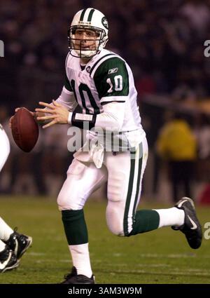 2. Dezember 2002 - USA - KRT SPORTS STORY SLUGGED: JETS-RAIDERS KRT FOTO VON JOSE CARLOS FAJARDO/CONTRA COSTA TIMES (2. Dezember) OAKLAND, CA -- New York Jets Quarterback Chad Pennington (10) sucht nach einem Pass gegen Oakland Montag, 2. Dezember 2002. (CC) NC KD BL 2002 (Vert) (gsb) (Kreditbild: © Contra Costa Times/mct/ZUMAPRESS.com) Stockfoto