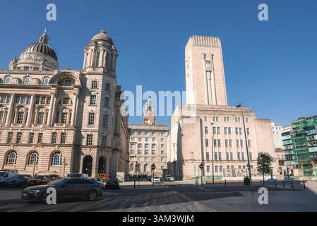Blick auf die Straße in Liverpool mit Three Graces und Lüftungsturm Stockfoto