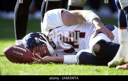 22. Dezember 2002 - USA - KRT SPORTS STORY SLUGGED: DENVER-RAIDERS KRT FOTO VON JOSE CARLOS FAJARDO/CONTRA COSTA TIMES (22. Dezember) OAKLAND, CA - Denver Quarterback Brian Grimaces wird im zweiten Quartal ihres Spiels von der Raider Defense am Sonntag, 22. Dezember 2002 im Network Associates Coliseum entlassen. (CC) (mvw) 2002 (Kreditbild: © Jose Carlos Fajardo/mct/ZUMAPRESS.com) Stockfoto