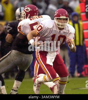 28. Dezember 2002 - USA - KRT SPORTS STORY SLUGGED: CHIEFS-RAIDERS KRT FOTO VON DEAN COPPOLA/CONTRA COSTA TIMES (28. Dezember) OAKLAND, CA -- Kansas City Quarterback Trent Green läuft mit dem Ball während der ersten Hälfte des Spiels seines Teams gegen die Oakland Raiders am Samstag, 28. Dezember 2002 im Network Associates Coliseum in Oakland, Kalifornien. (Mvw) 2002 (Bild: © Dean Coppola/mct/ZUMAPRESS.com) Stockfoto