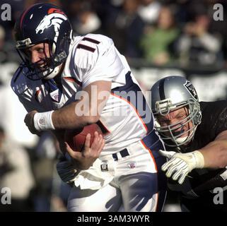 22. Dezember 2002 - USA - KRT SPORTS STORY SLUGGED: DENVER-RAIDERS KRT FOTO VON NORBERT VON DER GROEBEN/CONTRA COSTA TIMES (22. Dezember) OAKLAND, CA -- Oakland Raider Trace Armstrong entschließt Denver Bronco Quarterback Steve Beuerlein im zweiten Quartal ihres Spiels am Sonntag, 22. Dezember 2002 im Network Associates Coliseum. (CC) (mvw) 2002 (Bild: © Norbert von der Groeben/mct/ZUMAPRESS.com) Stockfoto