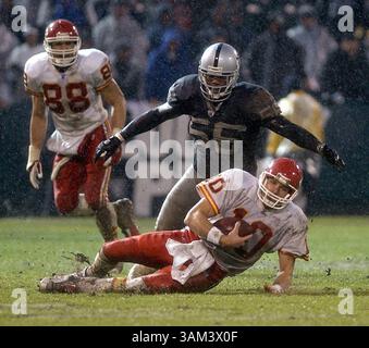 28. Dezember 2002 - USA - KRT SPORTS STORY SLUGGED: CHIEFS-RAIDERS KRT FOTO VON EDDIE LEDESMA/CONTRA COSTA TIMES (28. Dezember) OAKLAND, CA -- Oakland Linebacker Travian Smith macht sich bereit, auf Kansas City Quarterback Trent Green zu stürzen, während er am Ende eines kurzen Laufs im vierten Quartal ihres Spiels am Samstag, 28. Dezember 2002 im Network Associates Coliseum in Oakland, Kalifornien, Kalifornien, rutscht. (Mvw) 2002 (Bild: © Eddie Ledesma/mct/ZUMAPRESS.com) Stockfoto