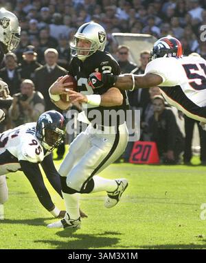 22. Dezember 2002 - USA - KRT SPORTS STORY SLUGGED: DENVER-RAIDERS KRT FOTO VON NORBERT VON DER GROEBEN/CONTRA COSTA TIMES (22. Dezember) OAKLAND, CA -- Oakland Quarterback Rich Gannon kämpft für einen Touchdown an Denver's Kavika Pittman, links, und John Mobley im ersten Quartal ihres Spiels am 22. Dezember 2002 im Network Associates Coliseum. (Mvw) 2002 (Bild: © Norbert von der Groeben/mct/ZUMAPRESS.com) Stockfoto